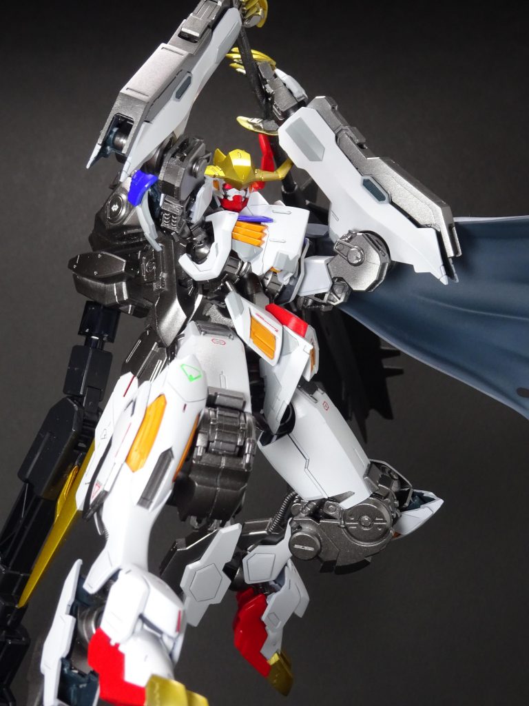 マントは、ガイアのミディアムブルーをべた塗りした後、影になる部分をタミヤエナメルのフィールドブルーで軽くシャドーをかけました。表・裏両面ともです。