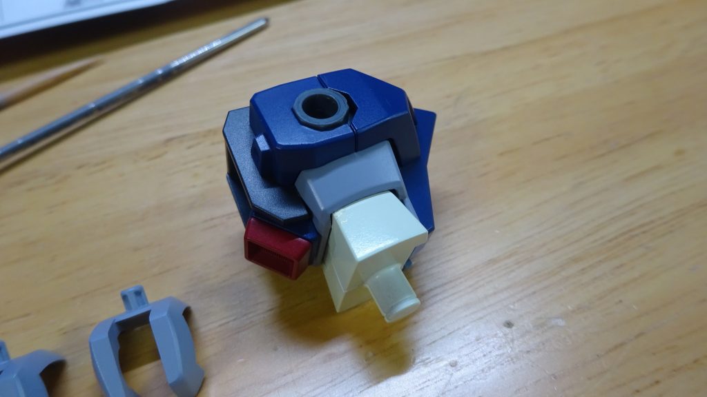 動かして擦れた脇腹部分を筆塗りで隠した後の姿。気持ち凹みながら上側の部品をナイフで削って空間を広げたりした。
