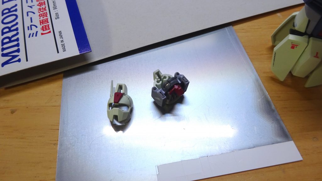 頭部バイザーの奥にあるツインアイ状の部品にはミラーフィニッシュを貼ってます。部品構成がなかなか神がかっていると思った部分。