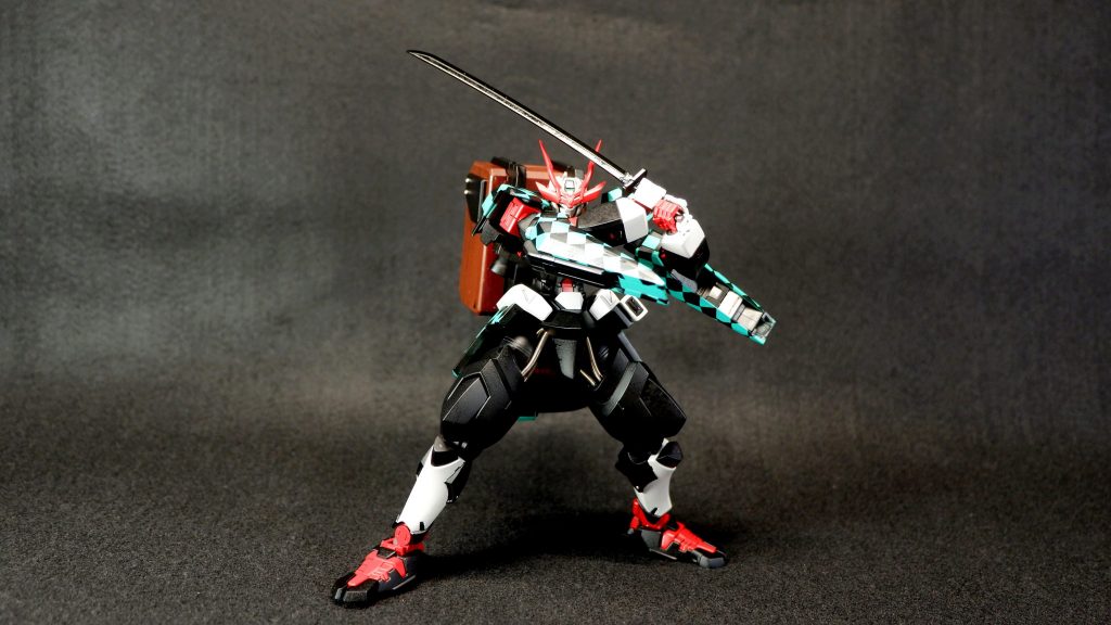 ▲日輪等を構えて