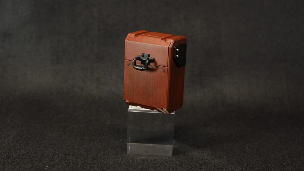 ▲背負い箱 陸戦型ガンダムから取ってきました。木目はエナメル塗料の筆塗りで再現