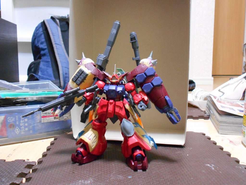 ジャンクパーツを溶剤で溶かしてパテとして再利用しながら制作しました。モノアイはUVレジン制です。