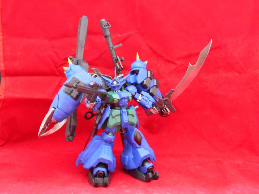 GNオーガソード弐式はかっこよかったので、ゲルググの所持していた刀(おそらくコールドサーベル)を思わせるように、塗装しました。また、シールドのマーキングは、ガンダムマーカーエアブラシで塗装しました。