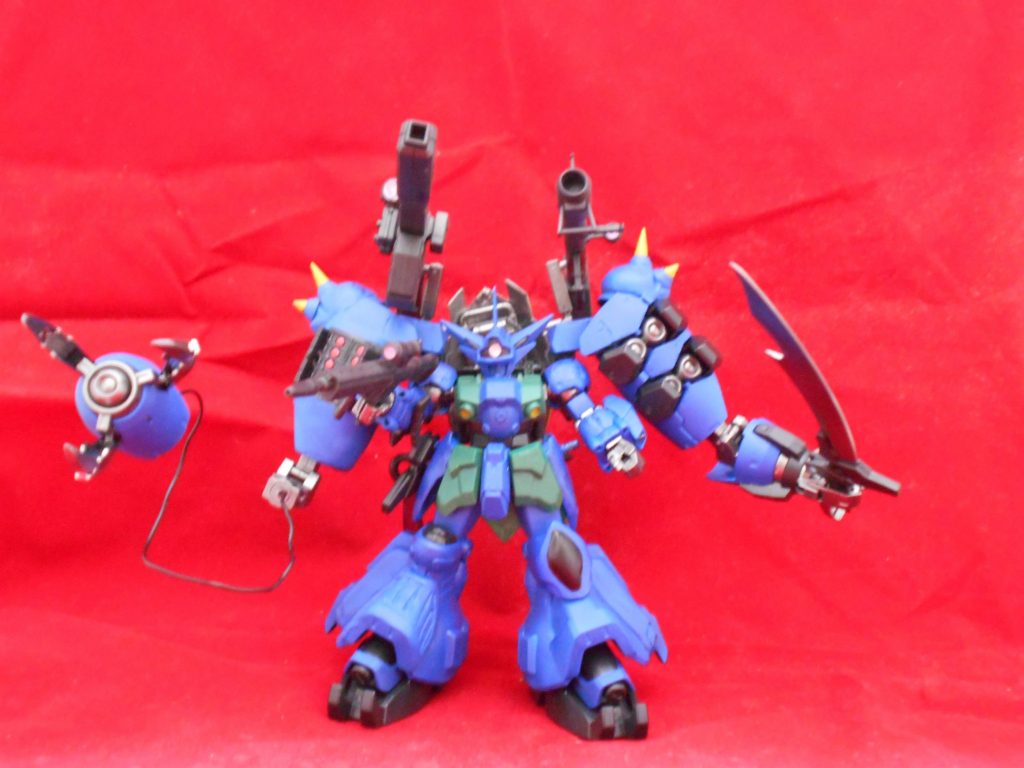 実は右側のバインダーとふくらはぎのアーマーは製作中誤って溶剤で溶かしてしまいましたが、現地改修という設定を活かして、左右非対称のデザインにしてみました。