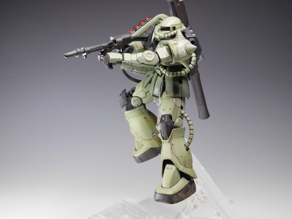 全体的にウェザリングを施してみました。ジ・オリジン版のザクⅡはモールドが多くカッコイイですね。私のイメージではもっとのっぺりした感じなんですが…