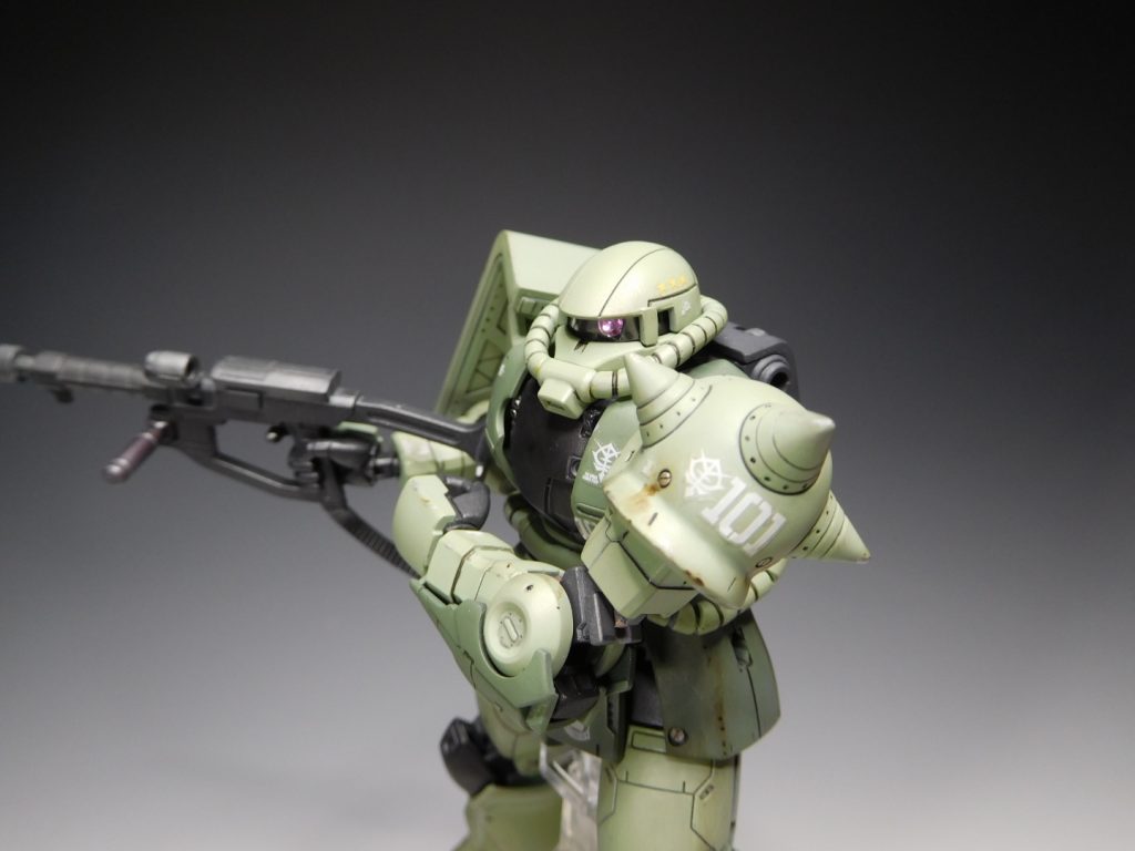 ザクのショルダータックル…強そう…ウェザリングはガンダムマーカーとリアルタッチマーカー・タミヤのウェザリングマスター・クレオスのMr.ウェザリングカラーを使用しています。