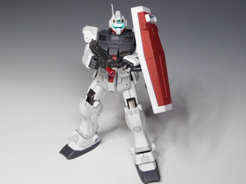 マシンガン構え 正面足にプラ板によるディテールアップを行っています。古いキットですのでモールドが少なくスジ彫りなど手の加え甲斐があるキットです。