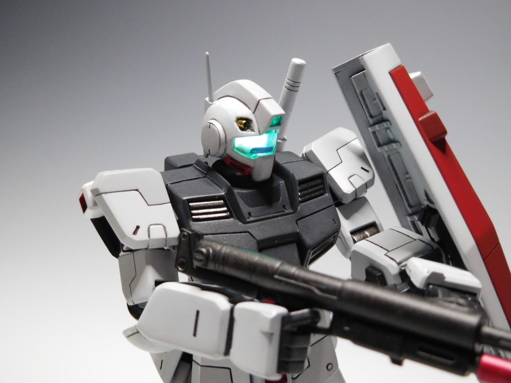 マシンガン構え アップ頭のバルカン部をメタルパーツ(極小ハトメ)に交換しています。