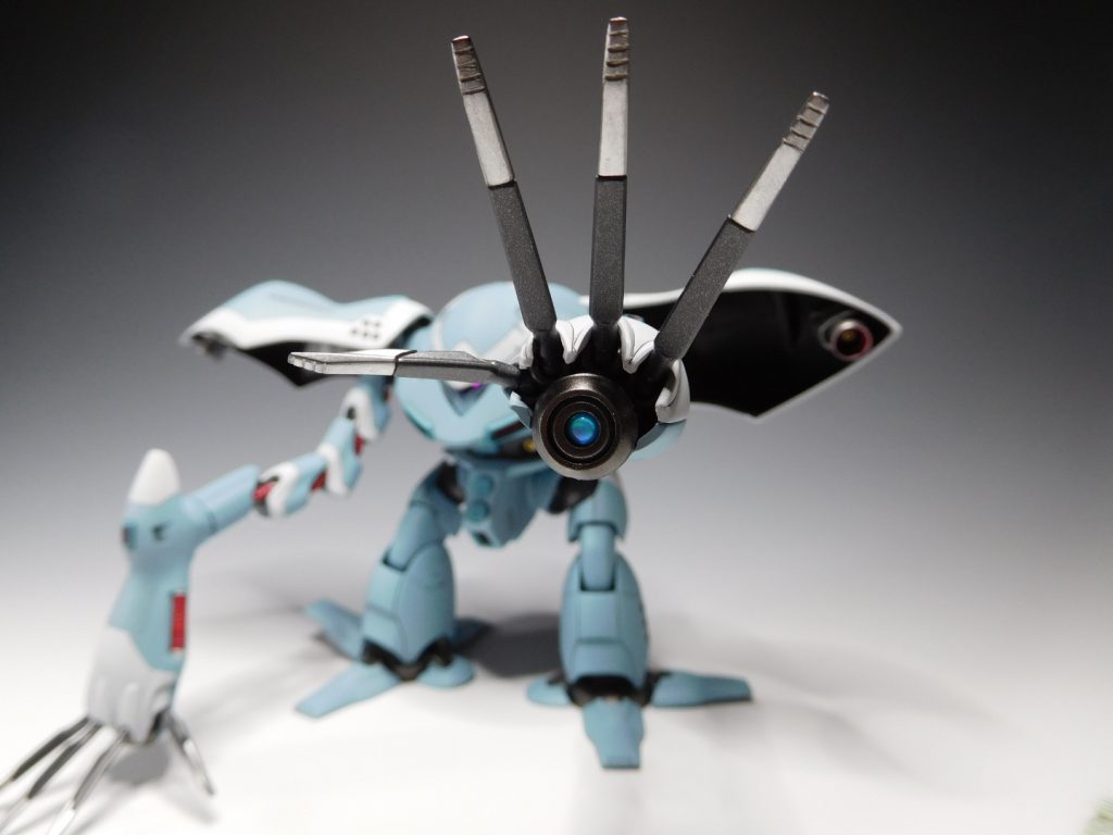 【掌ビームカノン】劇中で、青色のビームを放っていたのでUVレジンで作ったパーツを掌に埋め込んでいます。