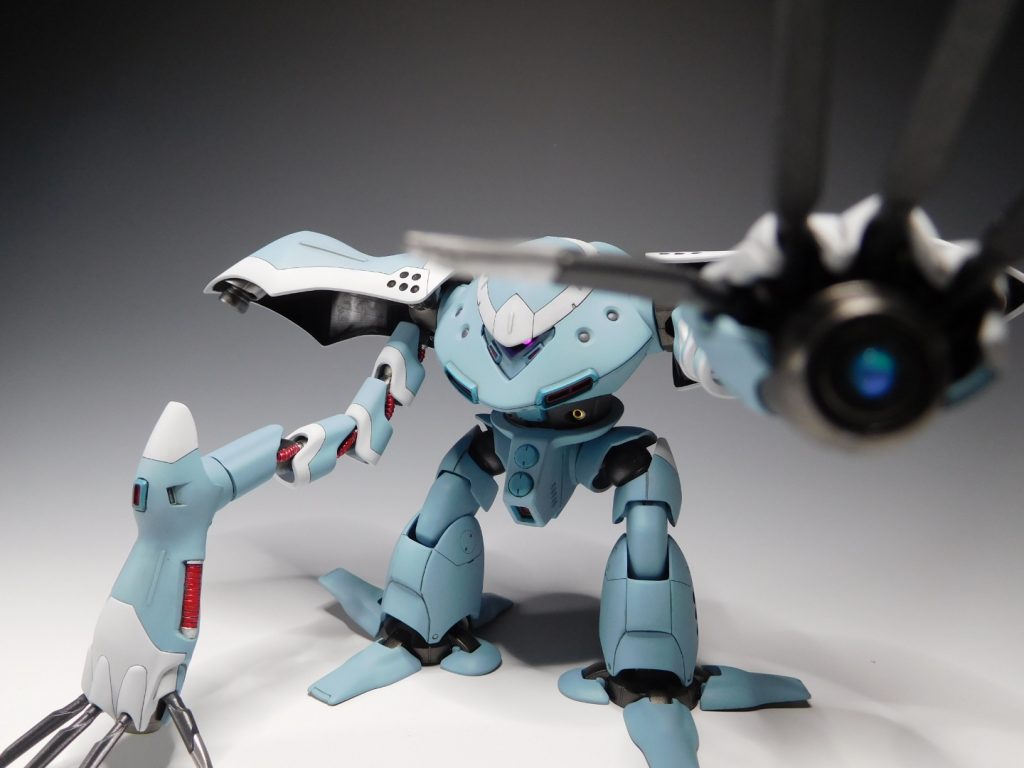 【全体像 構え】全体的にスジ彫りを追加し、モノアイはLEDにして可動式に変更してあります。