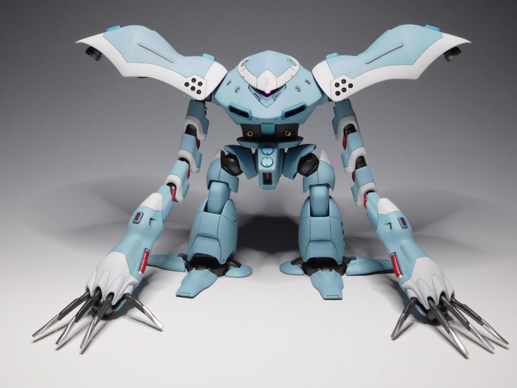 【全体像 正面】カラーリングは元の色を基本にして挿し色として白を加えています。