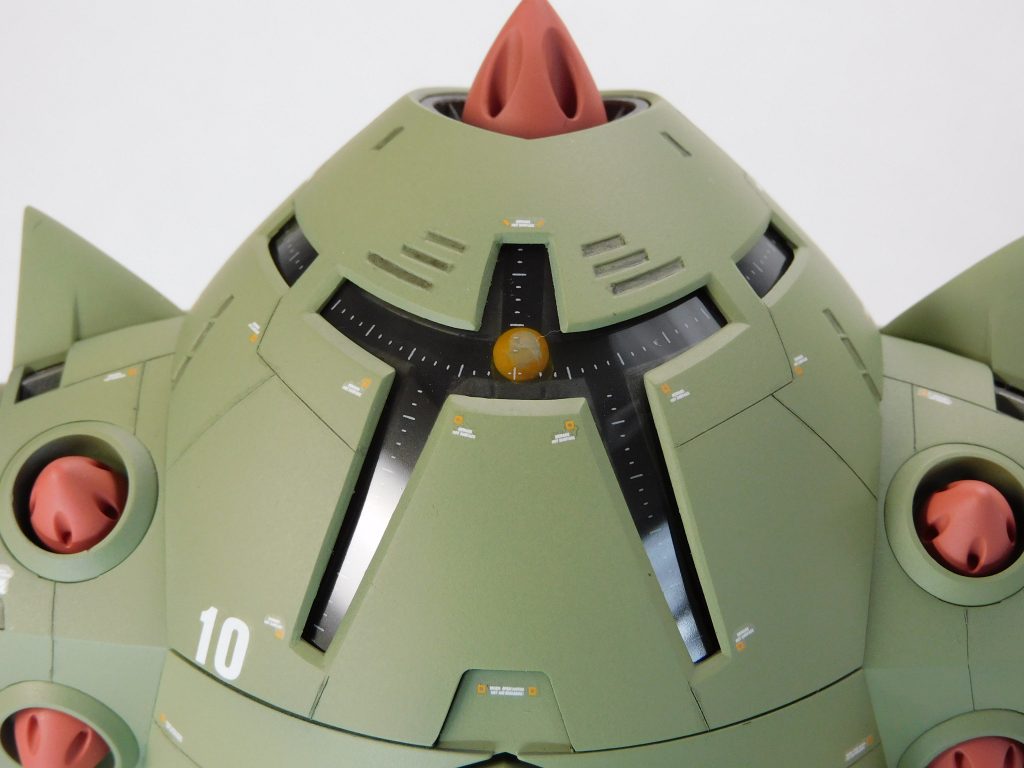 モノアイはガードの奥で反射素材だと目立たなかったので、反射光✨を筆塗りで書き込みました。手軽なHアイズなどなかった時代を思い出していました😌