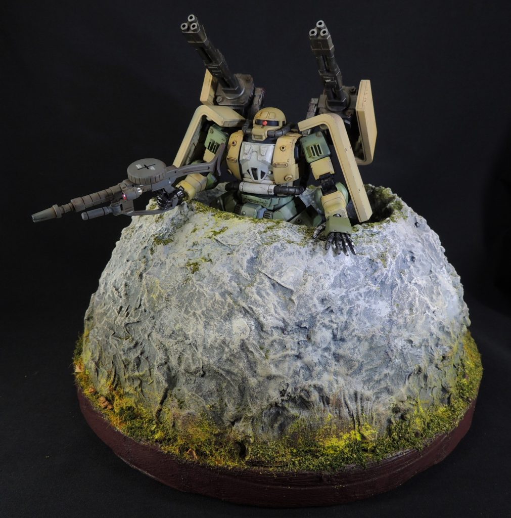 ザクは現地改修機という独自設定でアレンジし、頭部はＦⅡザク、胴体と四肢はドム試作実験機、背面のマシンガンは、ＨＧカスタマイズキャンペーンのパーツを使用しています。