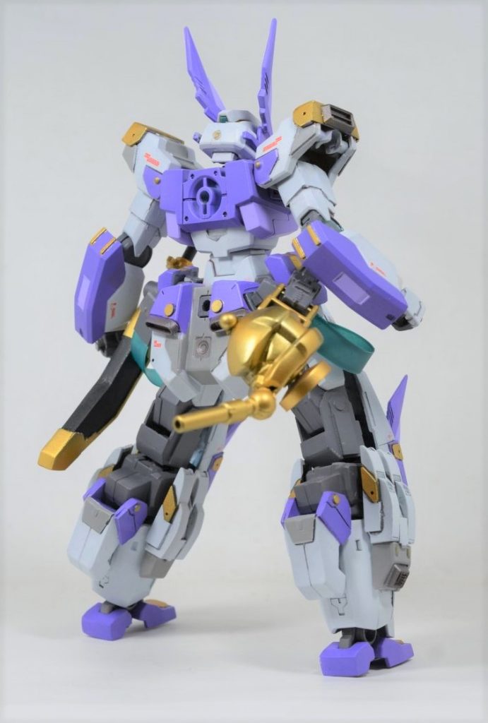 背面はこんな感じです。足を望んだ形状にするために、膝関節をプラ板で増設し、無理やりつないでいます。また足が長くなったため、バランスを取るために腹と腕を延長しています。