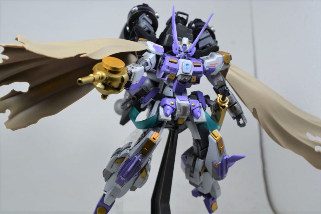 これだけ巨大なので、当然重量もかなりあり、背中の接続だけではまったく支えられず、スタンドでのサポートが必須になっています。