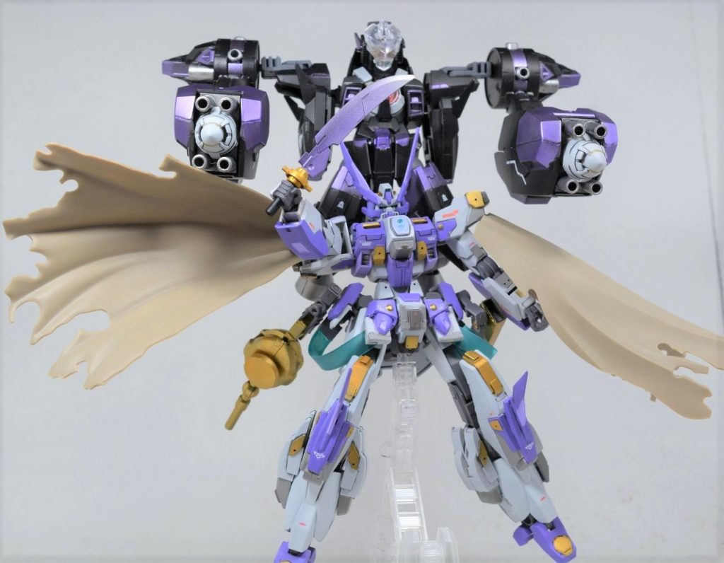 宝剣に呼応し、背中のバックパックが変形し、魔人形態に変形します。アラジンと魔法のランプをモチーフに決めた時に入れたかったギミックです。苦戦しましたがなんとか形にしました。