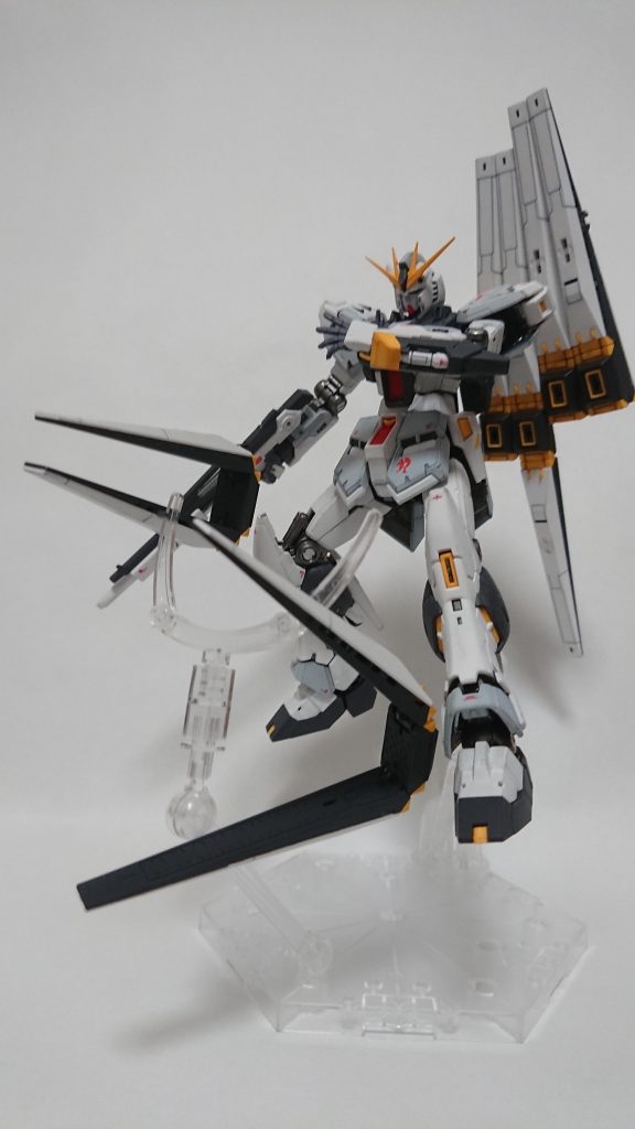 フィンファンネル射出!νガンダムといったらこれですよね、ガンダムベースに展示してあったνガンダムのフィンファンネルディスプレイ方法を真似てみました。