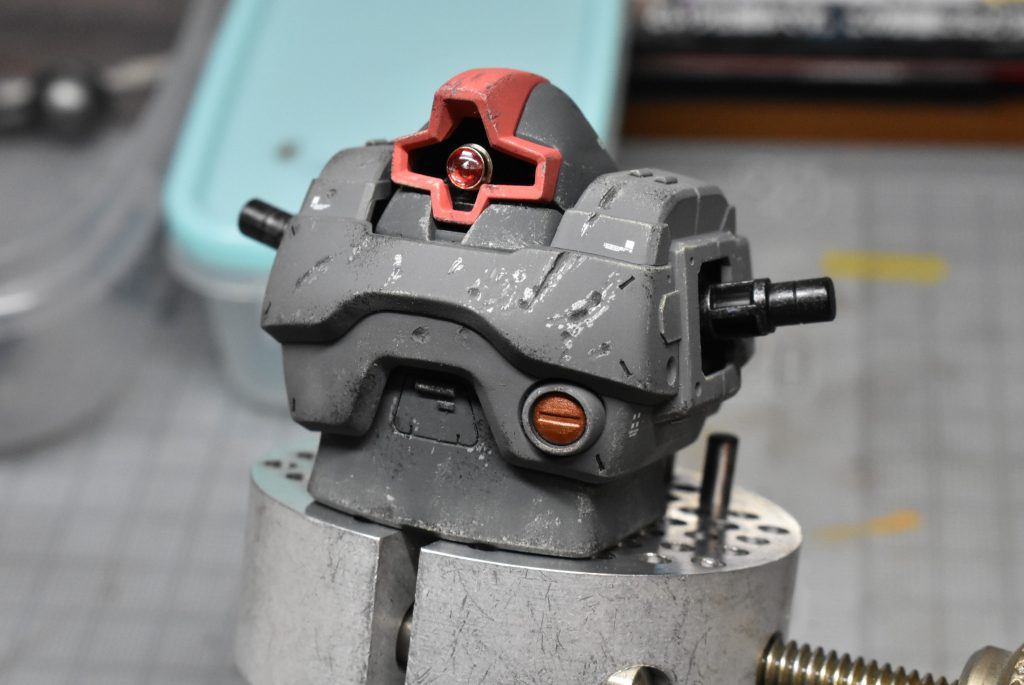 ドライブラシや部分塗り分けなどを行って仕上げます。