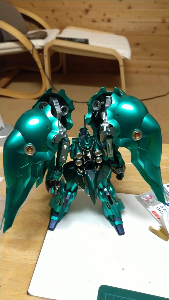 機体下部の濃い緑は、マーカーのブラックと混ぜて作りました。足先はメタリックブルーにブラックを混ぜて作りました。今後、運良く手に入ったら、エアブラシで塗ってみたいですね