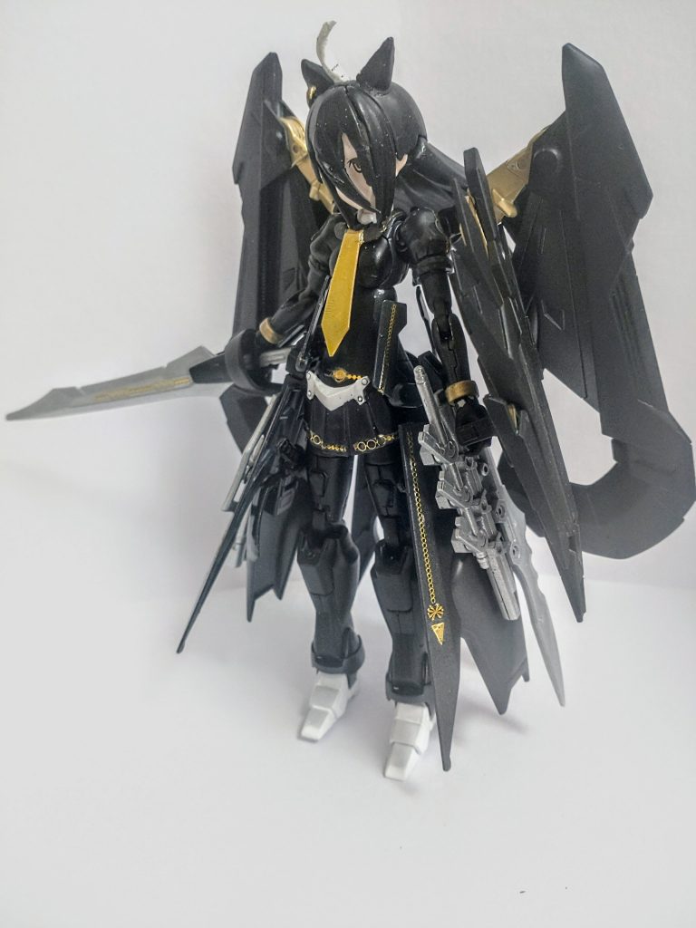 重装形態。黒い機体を滅茶苦茶使っています。背中のマガノイクタチはウマ娘のゲームにおけるカフェの覚醒スキル、「スタミナグリード」を意識しています。