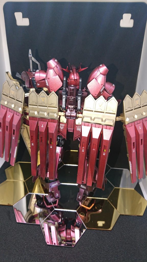 後ろからはこんな感じです。基本的にこれも改造はしてないですね。黒のサーフェイサーの上にメタルブラッディレッドとリッチゴールドを吹き付けたのちにぺたぺたとデカール張っただけのお手軽使用です。こればっかだなぁ自分w