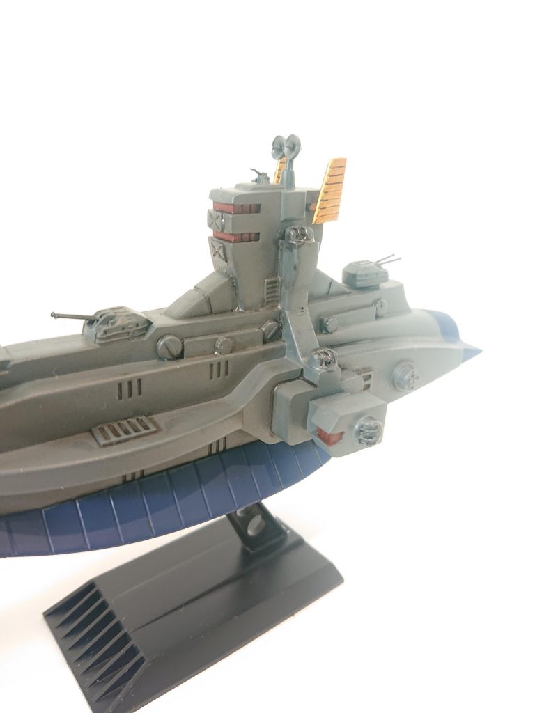 艦橋あたりのアップ。大和型に装備される3連装機銃を取り付けました。後ろの側面の何のために付いてるかよくわからん主砲も機銃に変更。