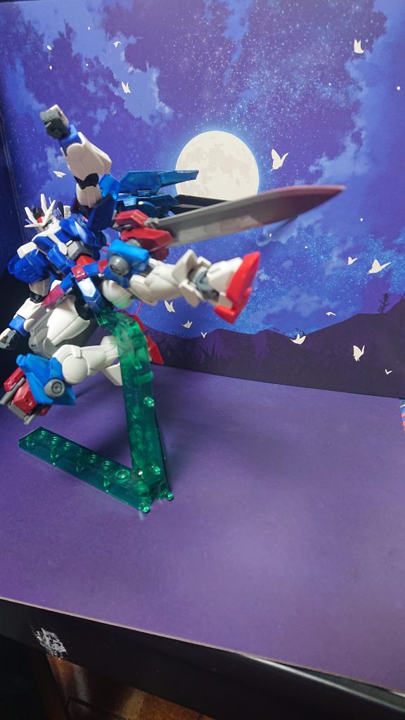 両足のブレードは持つだけじゃなくそのまま蹴り技としても有効。こういう攻撃方法めっちゃ好きですね。