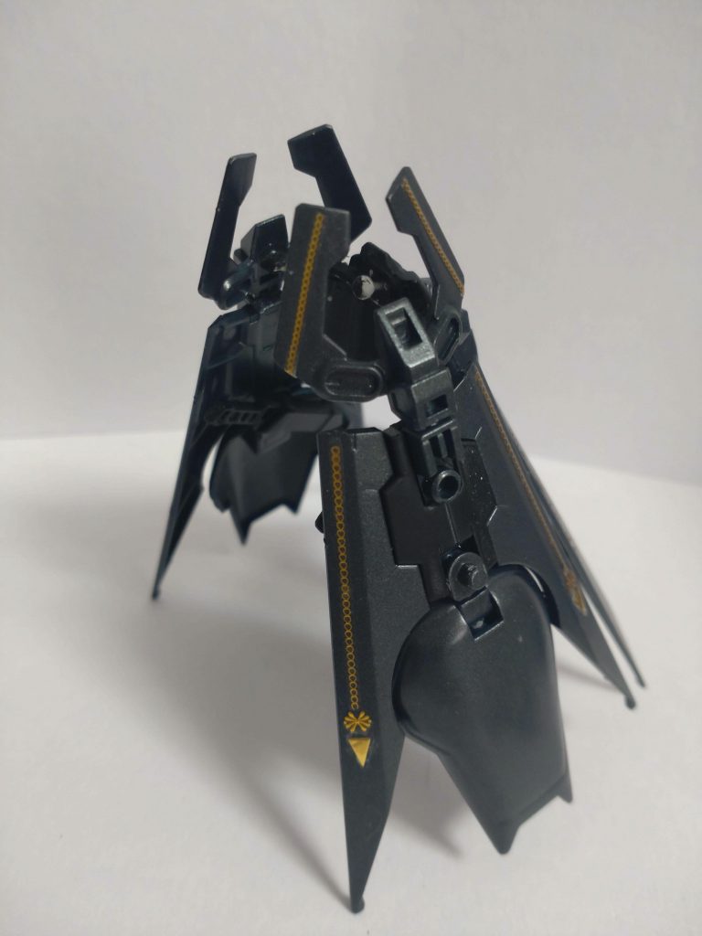 マントは30MSとガールガンのコラボしたやつのスカートをベースに盛り付けています。シエルノヴァのオプションとダークハウンド、旧デスサイズヘルのパーツを使っています。地味に、マントの裏にブルーフレームのアーマーシュナイダーも仕込んでます。