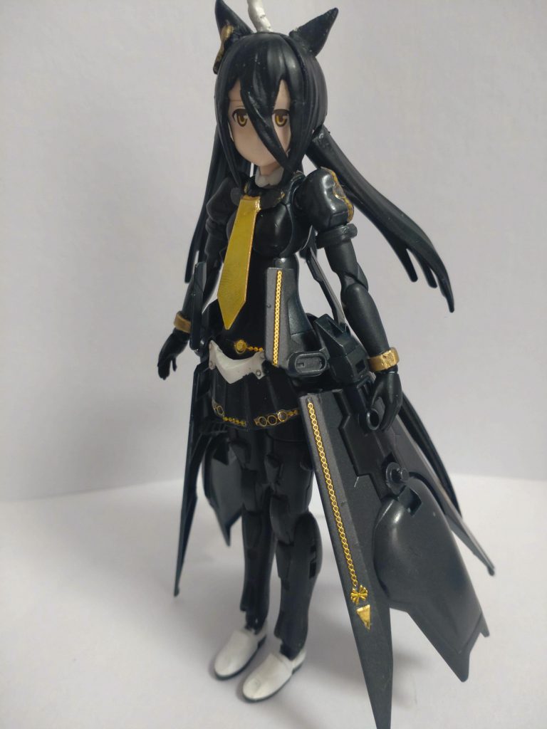 前髪は30MSのヘアーパーツをパテでミキシングしたものです。頭の白い毛と耳はプラ板とパテで、ネクタイはプラ板、金の刺繍はネイルシールです。瞳はFAガールのやつ。