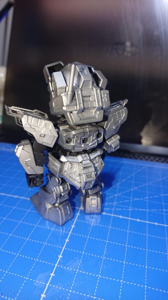 大幅な改修はしてませんが、元ネタに少しでも近づけるために出っ張った部分を削りとってます。（頭部や脚部など）拳銃の裏側は絶対に見せられません。肉抜き埋めてませんのでｗ塗装はMr.カラーの基本シルバーで、黒の部分は実は黒サーフェイサー直だったりしてますが。たまにはこういうのも、いいですよねｗ