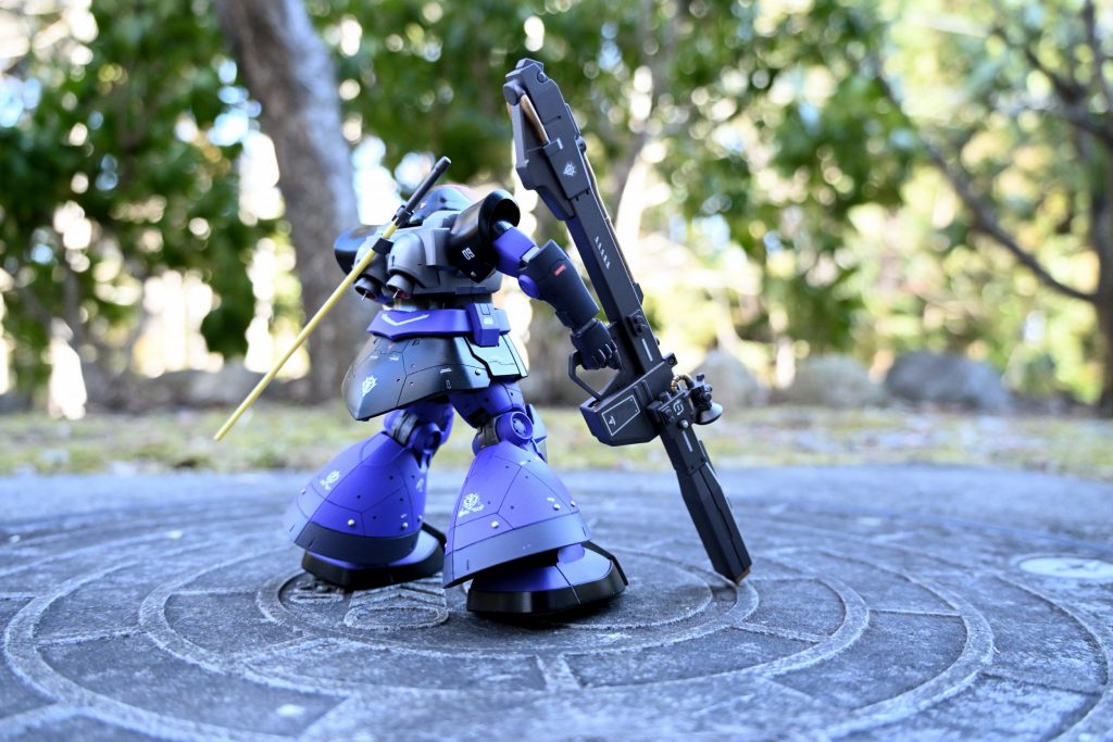 今回はスジボリをガイドテープを使って丁寧にやりました。だんだん彫り方が分かってきました。スジボリの模様も何たるかが分かってきた感じ。虫ピンを短く切って挿し込みました。銀色丸いやつが虫ピンです。