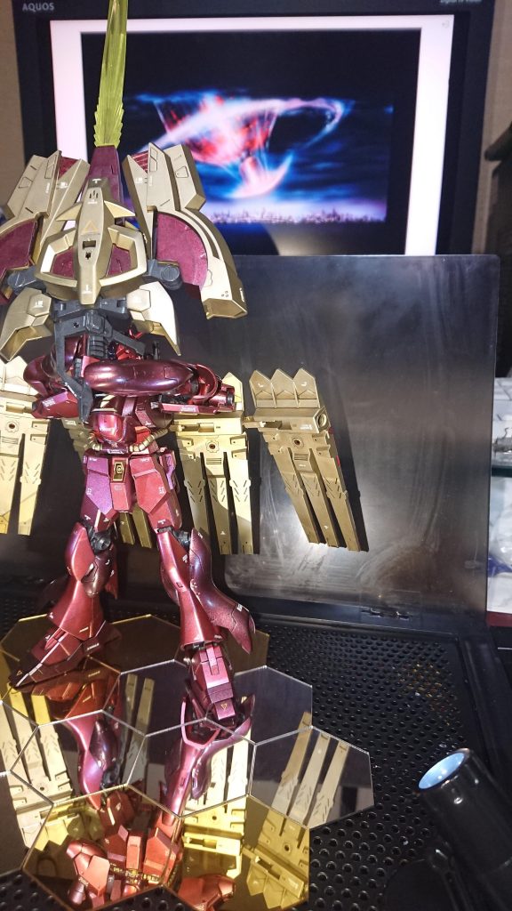 そしてジオニックソードのメインの使い方である。本編見た方にはわかってもらえるかと。とまあ、見て分かるようにある意味コンパチ機体なために作成してて楽しかったガンプラでした。こういうの大好きなんでw・・・しかし、印象が強すぎて変わった構図とかが作れないなぁw