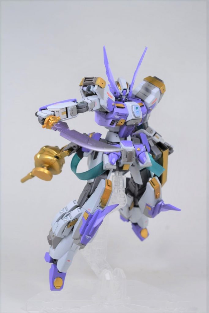 武装は宝剣をイメージしたナイフ。30MMの戦国兵装のなぎなたのパーツを流用しています。鞘はプラ板で自作してナイフを引き抜けるようにしてあります。