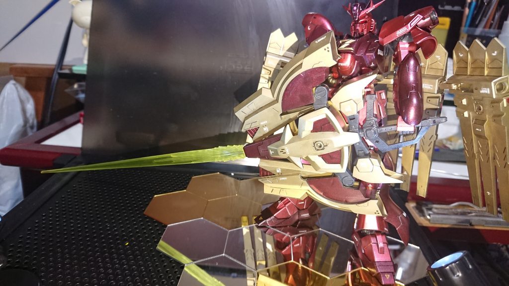 とにかく全体的にでかい。HGなのにMGクラスの大きさがあるためにポーズを取ろうとすると撮影ブースに入りきらないです。ビームソードも本体並みの長さであるために斜めにしてようやく入りきるというw