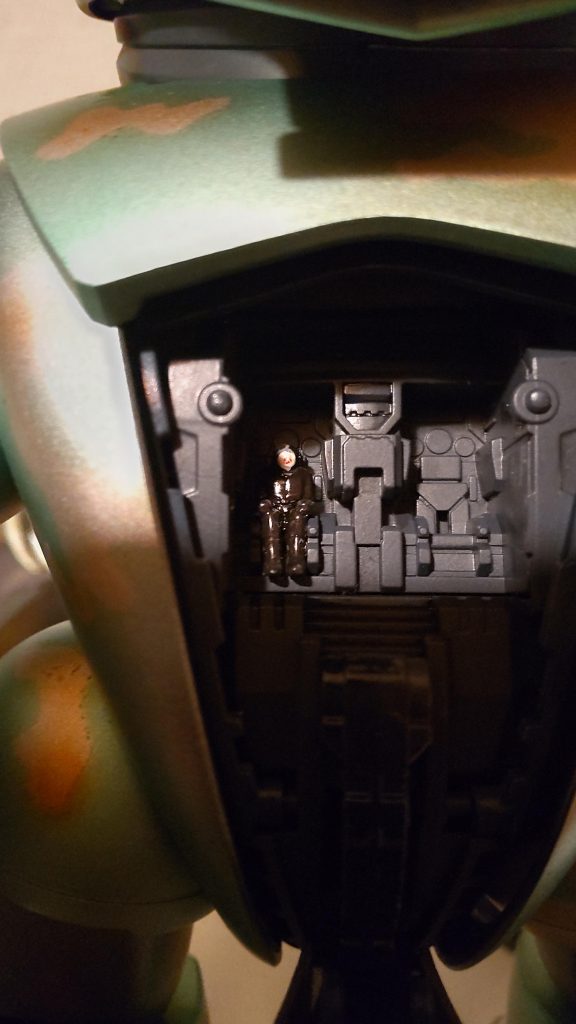 初めてフィギュアをぬってみました。