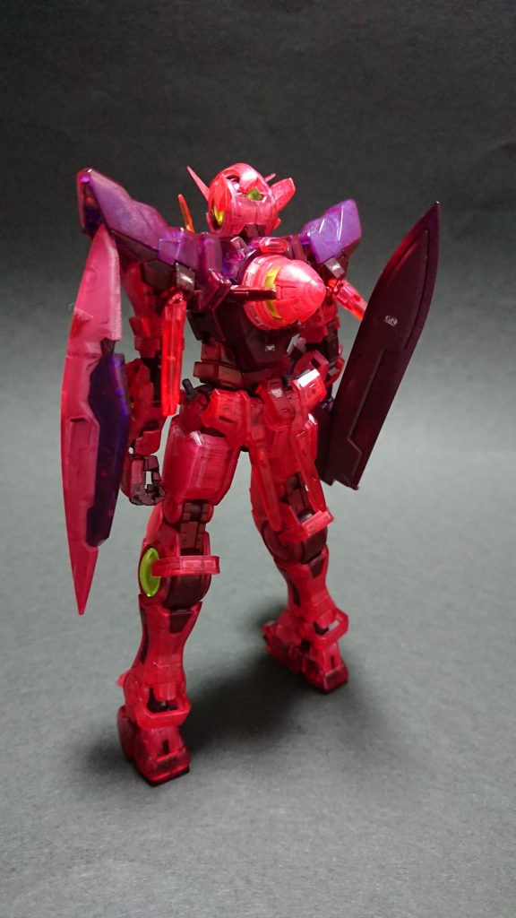 本体のクリアレッドが強すぎた気もしますが思った通りの色合いでトランザム感を出せたと思います。ただ残念なのは付属のデカールの赤文字がほとんど見えないのは残念でした 笑