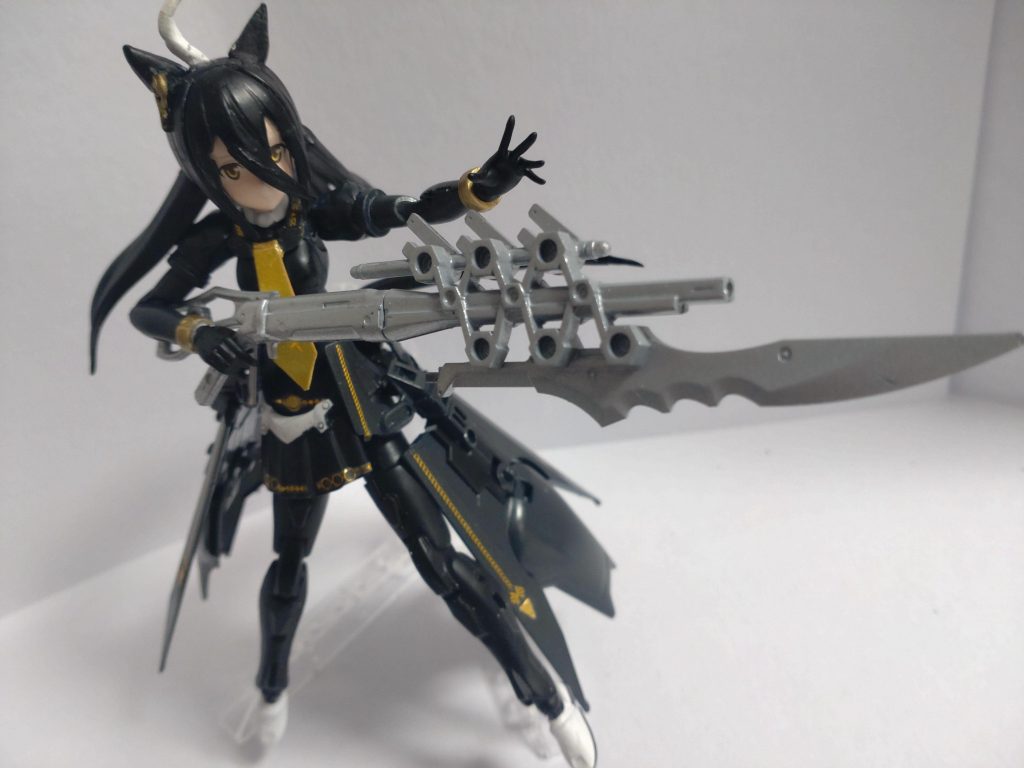 バヨネットです。このバヨネットは30mmのファンタジーの武器セットより。カフェの雰囲気にあった武器を探したところ、これらになりました。ダークハウンドのランサーや刀のような剣、2丁拳銃もありだったかもしれません。カフェは色々似合う。