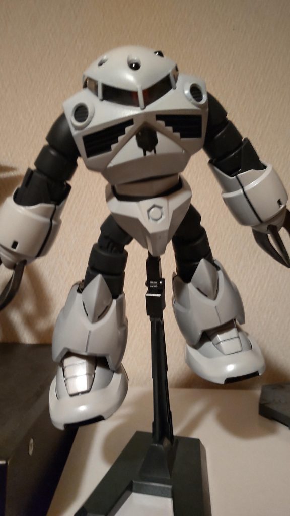 MGのズゴック、元シャア専用を塗装。しかし、昔のMGはアクションベースをつける穴がないので泣く泣く穴あけ。