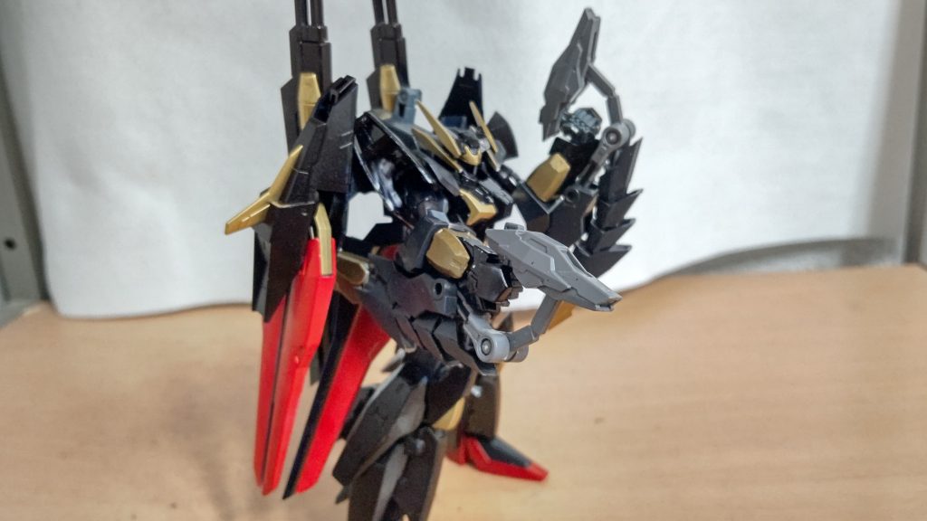 両腕に装備された多機能武装ユニット