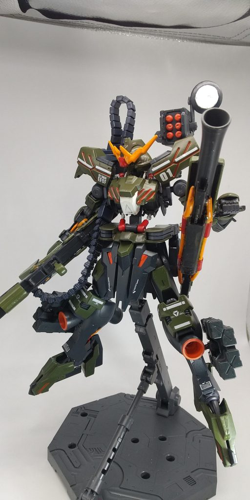 武器が重くて保持力が足りなかったので、バスターガンダムのパーツを流用しました。バスターのパーツをつけるため、腰をプラ棒で延長しています。