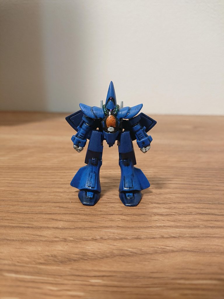 正面から！ちょっと足が太いかな？ 脚のとこの肉抜き穴は特徴でもあるのでピンバイスで開けようか迷いましたが割れても嫌なのでやめときました。 