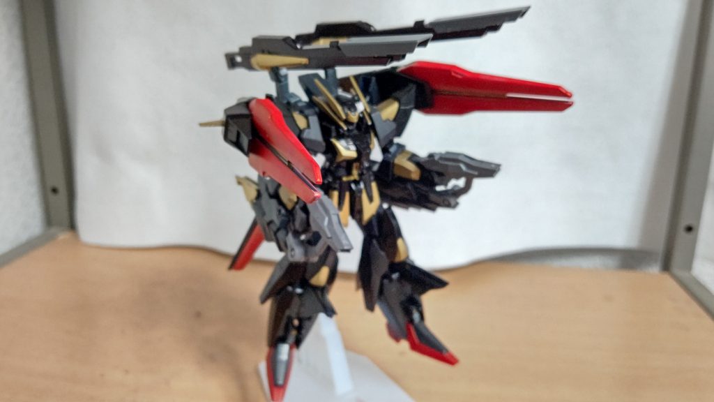 脚部の隠しビームライフルとファンネルバインダーも合わせて一斉射撃