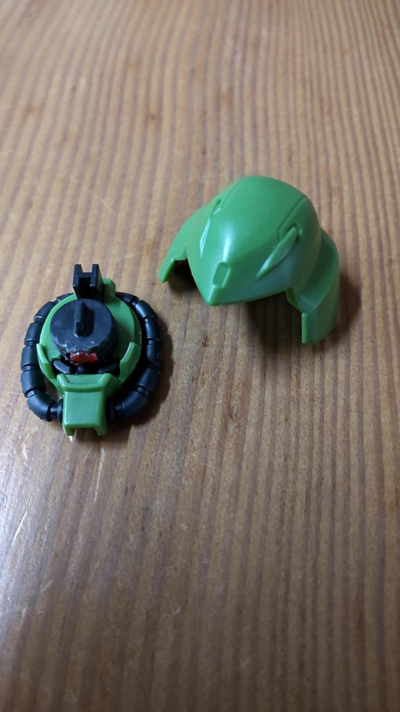 メインカメラを少しイジクリました。ピンバイスで穴を開けてクリアレッドで塗装したHレンズを埋め込みました。