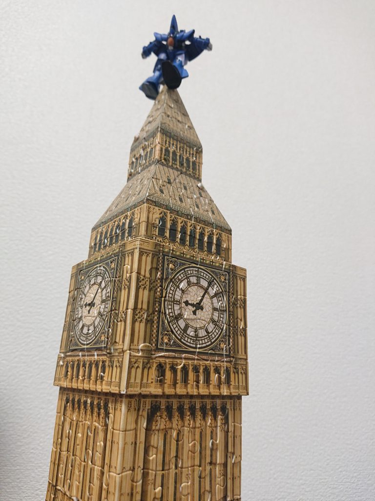 ビッグ・ベン上空に謎のUMAが‼️(謎) 