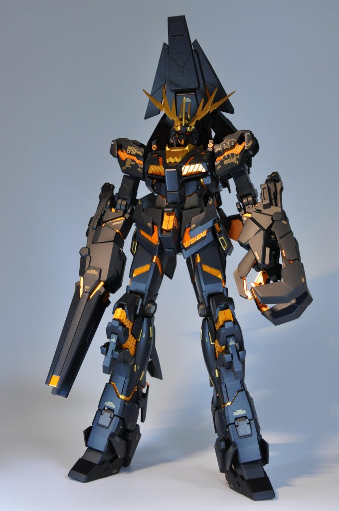 塗装レシピ外装①：Ex-ブラック（G）＋ティターンズブルー1（ク）＋純色シアン（G)＋純色パープル（G）＋半光沢外装②：Ex-ブラック（G）＋つや消し外装③：Ex-ブラック（G）→スターブライトゴールド（G）＋クリアー内部フレーム：黒鉄色（ク）＋つや消しスラスター：Ex-ブラック（G）→スターブライトジュラルミン＋クリアーサイコフレーム：Ex-ブラック（G）→Ex-シルバー（G）→蛍光オレンジ（G）＋クリアーモノアイ：Ex-ブラック（G）→Ex-シルバー（G）→蛍光レッド（G）＋クリアー 外装①の黒紺が良い感じに調色できたので、つや消しでなく、半光沢で仕上げてみました