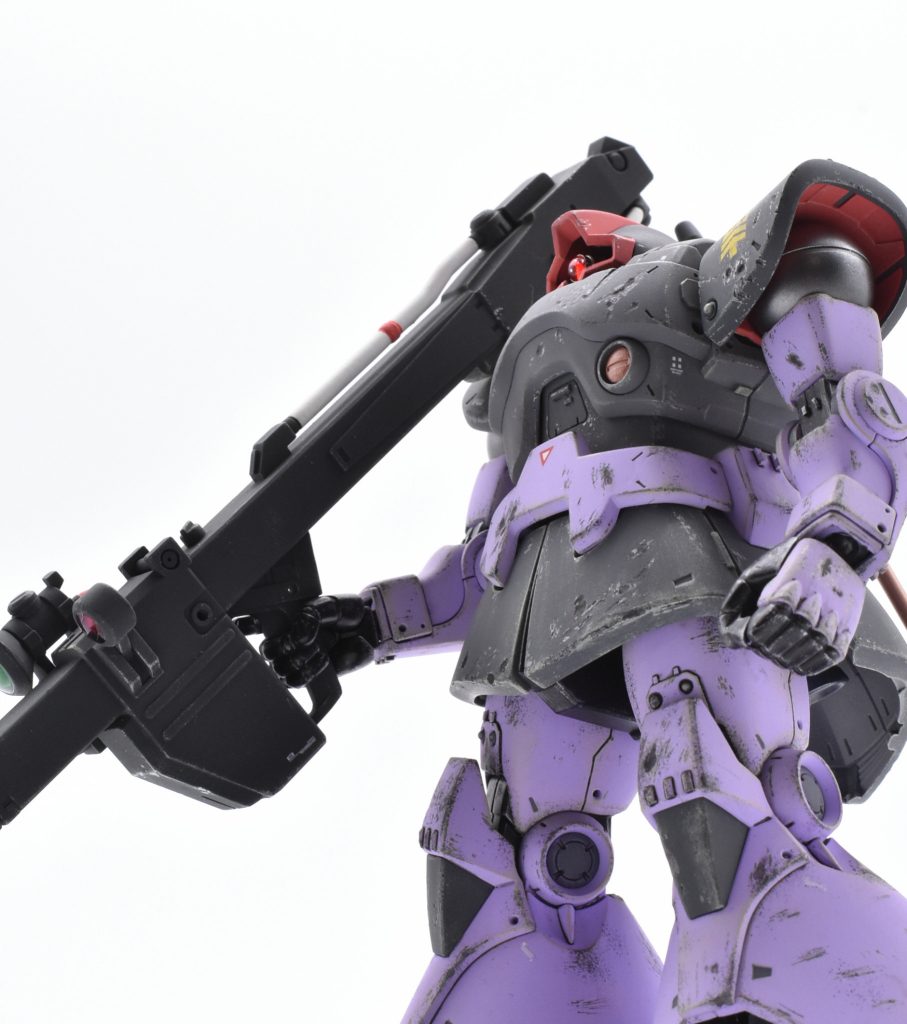 モノアイはガラスパーツと金属パーツの組合せに、UVクリアジェルを盛って表現しています。