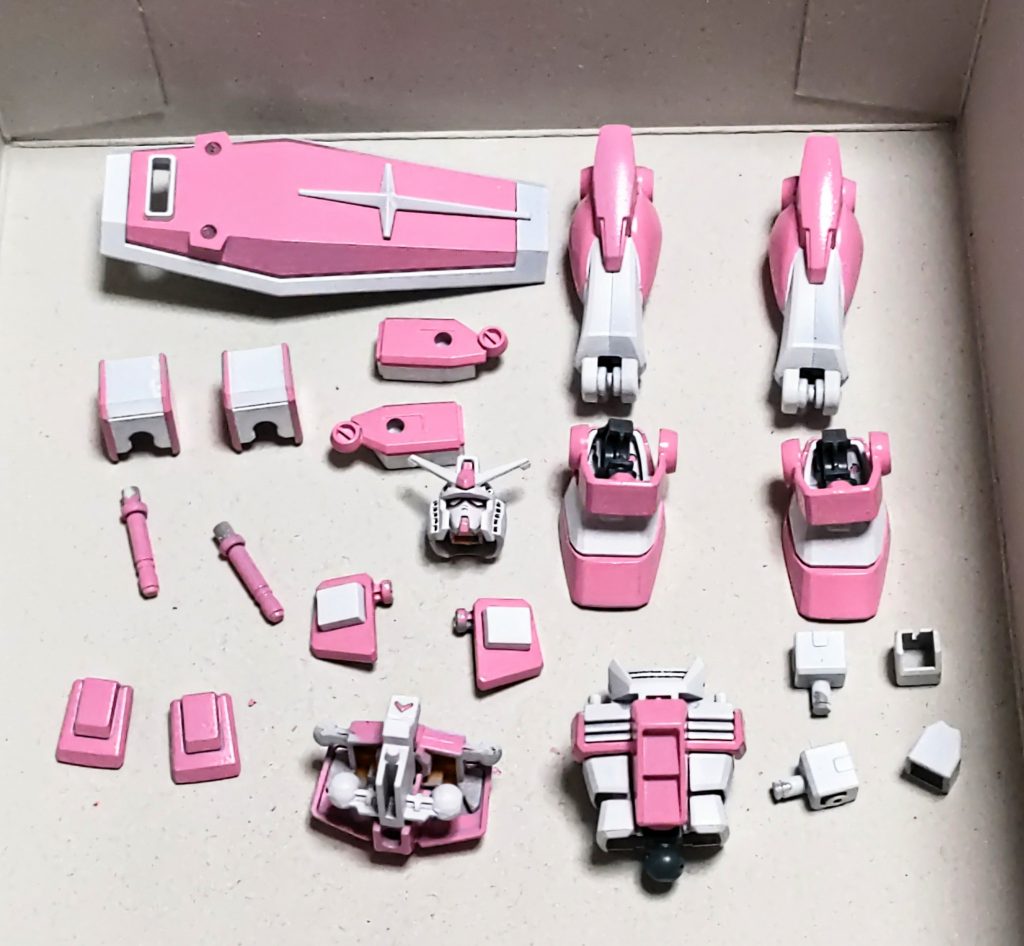 パーツの色分けがされていて、マスキングは肩、腕、ふくら脛だけです。見えない場所は塗装手抜きでプラモデル初心者全開です🤭それでも形になるエントリーグレードは凄いですね🤤