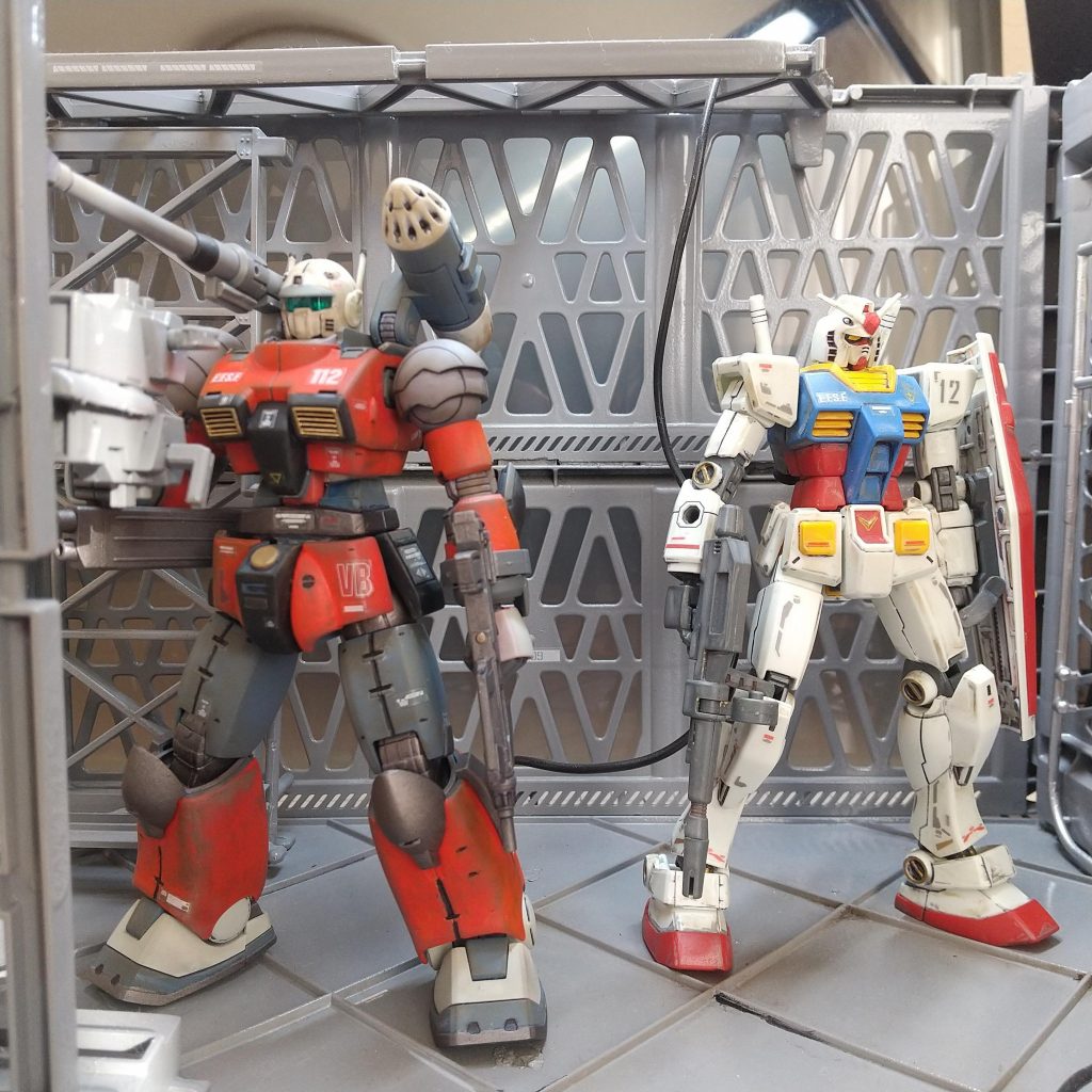 ファーストガンダムと格納庫に。