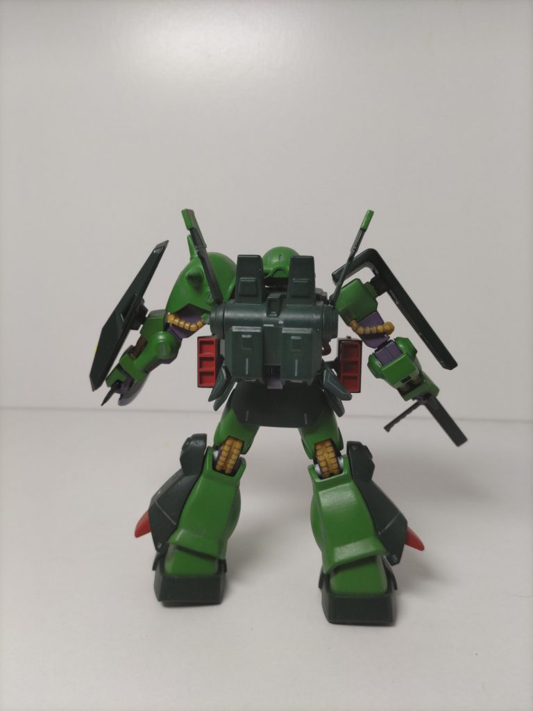 後ろ姿です、スミ入れはタミヤのグレーを使用、スジボリを彫り直す道具がなかったので苦労しました。