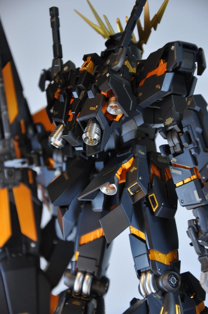 バックパックメイン部のスラスターはメタルパーツを使用しています他は付属のスラスターをスターブライトジュラルミン（G）で塗装し、内部にICソケットピンを追加してディテールアップしています